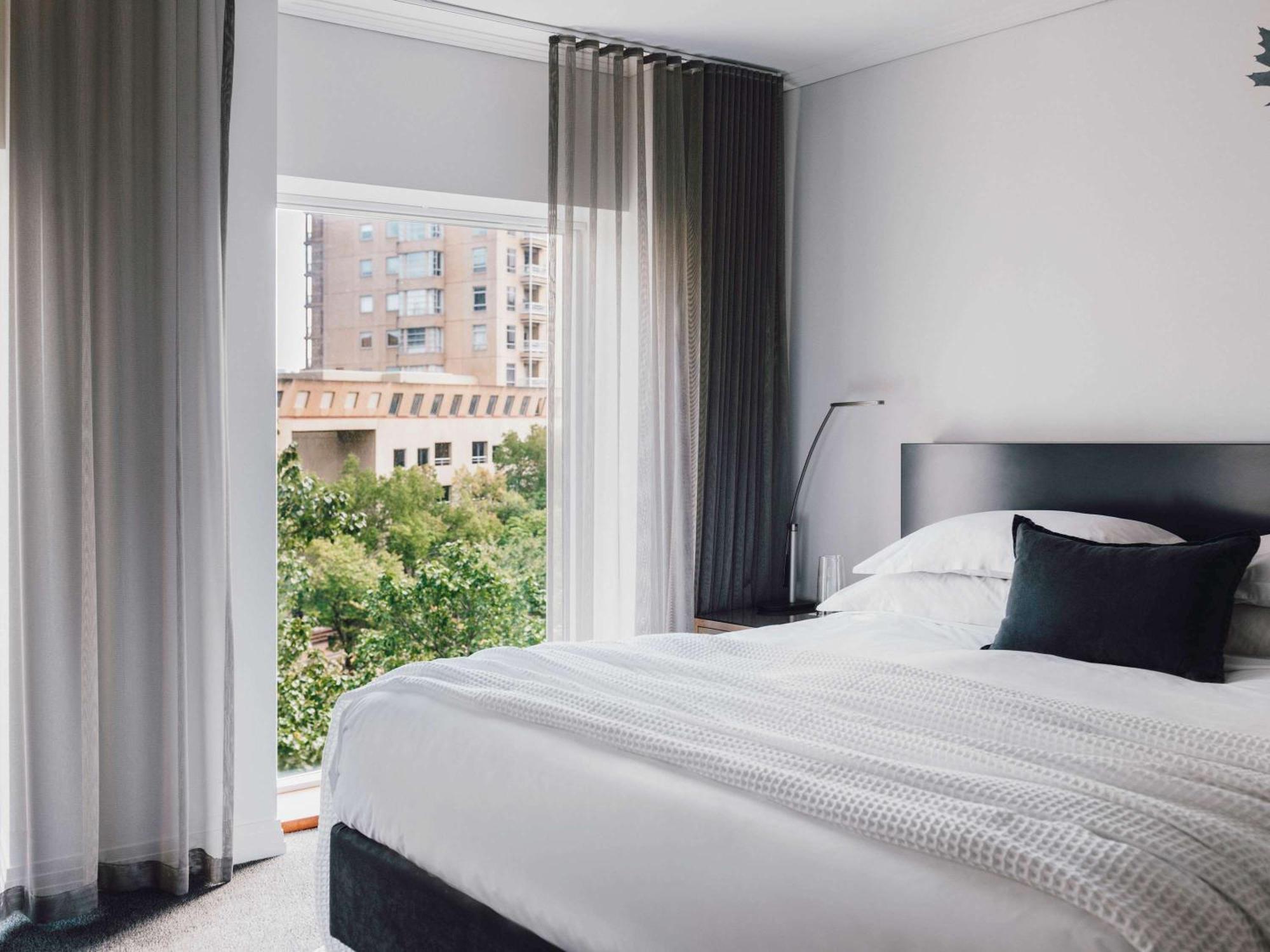 The Como Мельбурн Экстерьер фото A bedroom at the Standard East Village