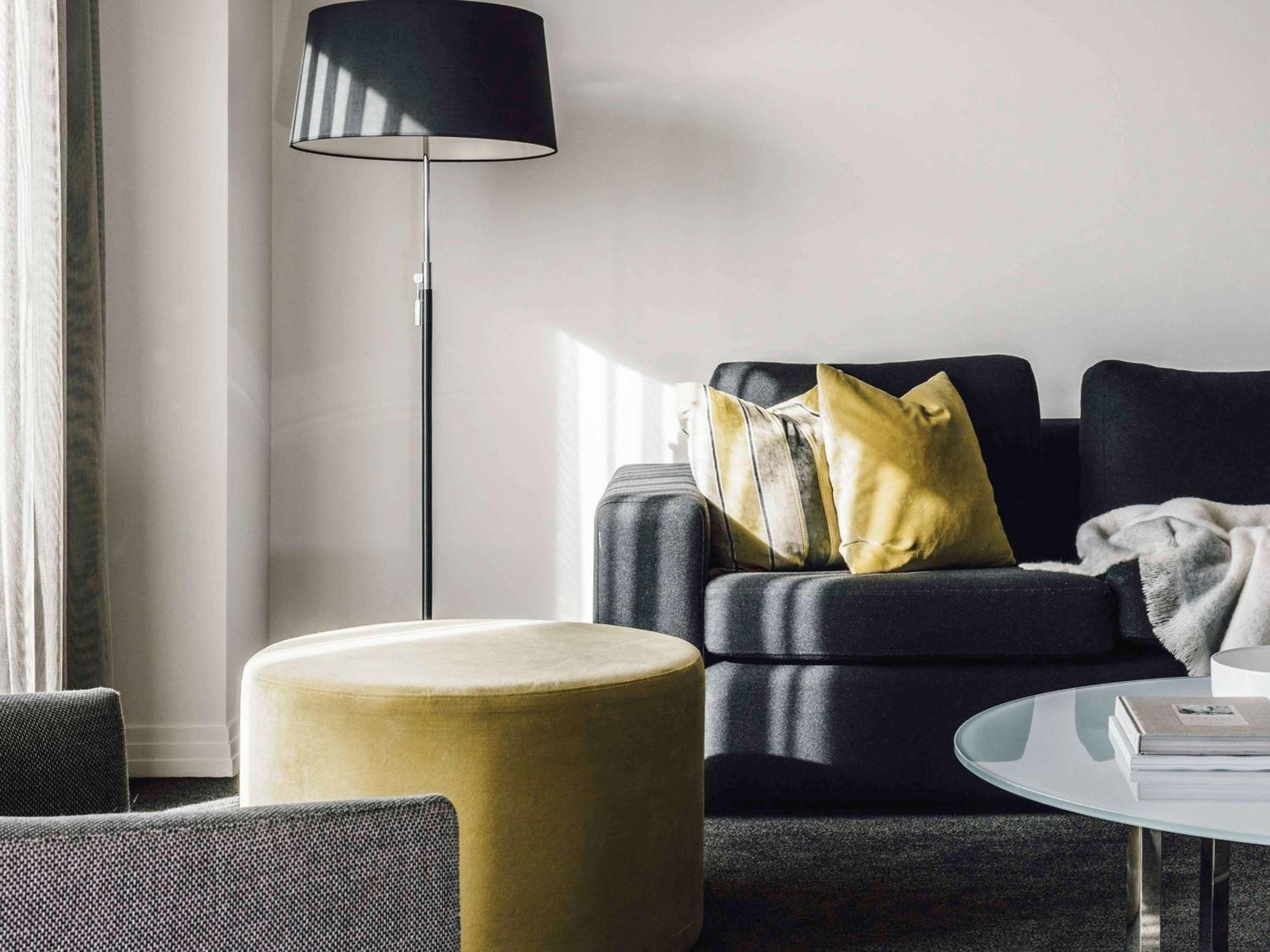 The Como Мельбурн Экстерьер фото A floor lamp